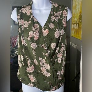 🍀 4/$20 Green, floral, wrap top. Size S